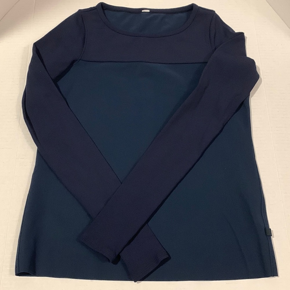 𝅺Lululemon Out of This World Long Sleeve navy color top